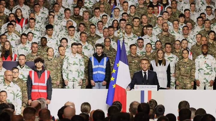 Francia anuncia un servicio militar voluntario a partir de 2026