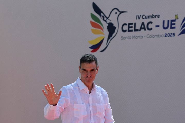 Sánchez vende en Colombia un mundo alternativo al de Trump