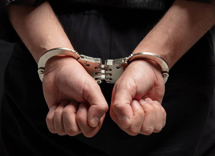 Conductor hispano detenido por balear a un hombre en el rostro durante altercado en Doral