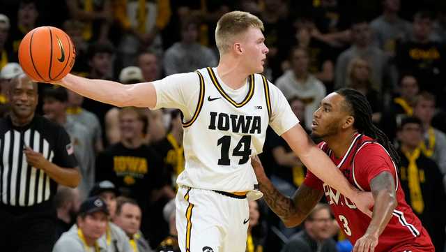 Stirtz dazzles in Iowa debut as Hawkeyes roll Robert Morris