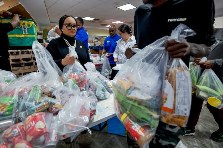 Trump llama "absurda" orden federal que le obliga asignar fondos a programa alimentario