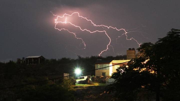 Calor extremo, tormentas y lluvias: las alertas del SMN para el día de hoy