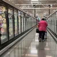 US retail sales lose steam, consumer confidence falls as costs bite