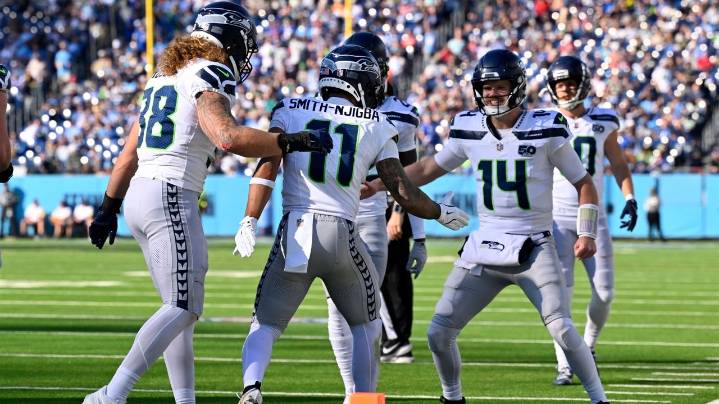Sam Darnold throws for 244 yards 2 TDs as Seahawks beat the Titans 30