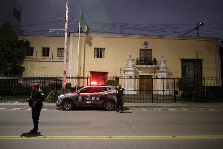 Perú deja en suspenso el salvoconducto a la ex primera ministra de Pedro Castillo, refugiada en la embajada de México