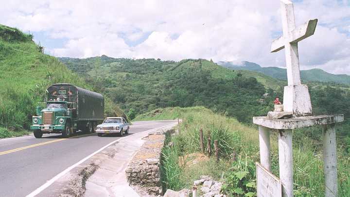 Explosión en la vía Panamericana en Cauca | Habría sido un carro bomba, dejando, al parecer, un muerto; esto es lo que se sabe