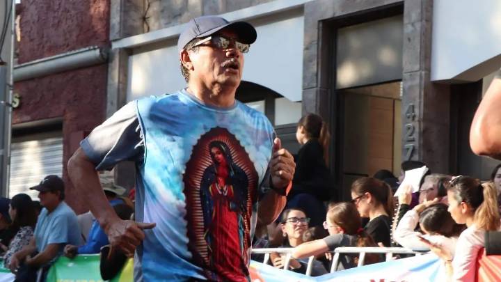 ¿Quieres saber por qué algunos corredores cargan figuras de la Virgen durante el Maratón Guadalupano?