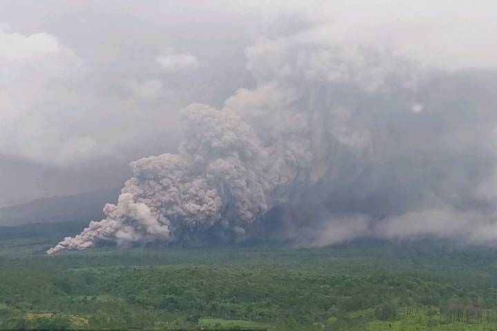 Erupción del volcán Semeru en Indonesia causa avalanchas de ceniza y lava