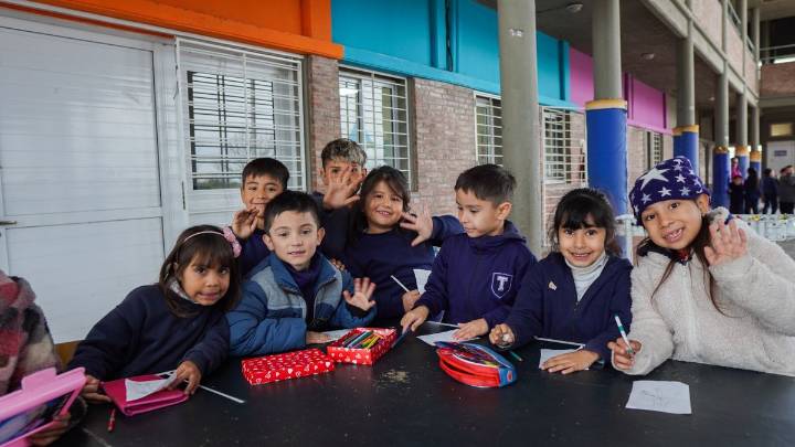 Antonela Roccuzzo remata parte de su vestidor para juntar fondos para una escuela de Rosario