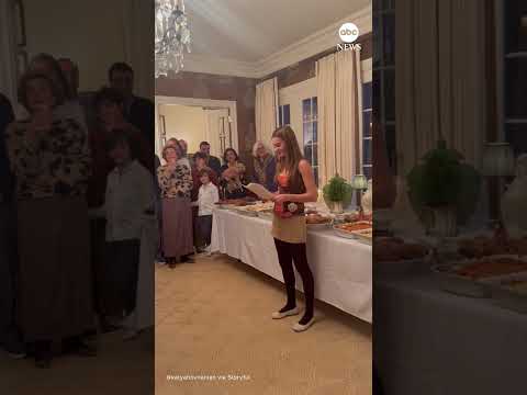 Thanksgiving table collapses before meal