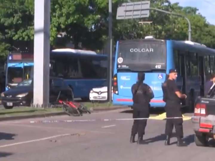 Rosario: una estudiante de medicina murió atropellada por un colectivo luego de que un conductor abriera la puerta de su camioneta