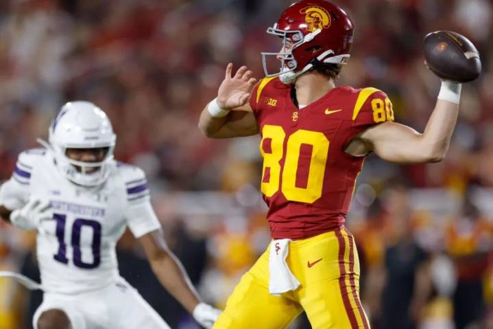 USC pulls off incredible fake punt — thanks to cheeky jersey change