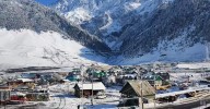 Srinagar-Leh highway shut after heavy snowfall at Zojila and Sonamarg