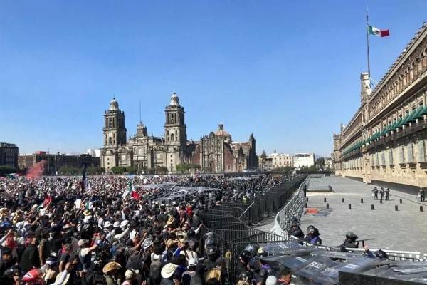 '¡Y retiemble en sus centros la tierra!', corean en Zócalo
