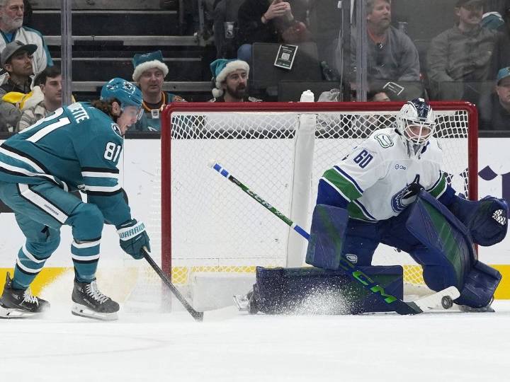 Canucks: Pondering Nikita Tolopilo's future