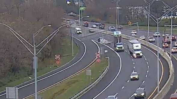 VIDEO: Dump truck hits highway sign along Ohio interstate