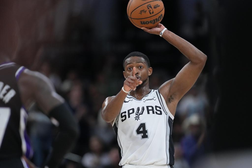 Fox anota 28 puntos y lidera a los Spurs sin Wembanyama por 123-110 sobre Kings – Chicago Tribune