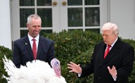 Trump indulta al pavo Gobble previo al Día de Acción de Gracias; Waddle “desaparece en acción”