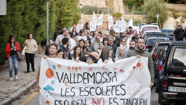 VÍDEO | Manifestación en la escoleta de Valldemosa ante el inminente cierre del servicio