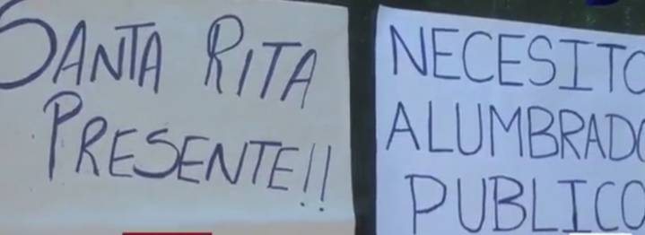 Vecinos de Santa Rita se manifiestan frente al municipio por promesas incumplidas