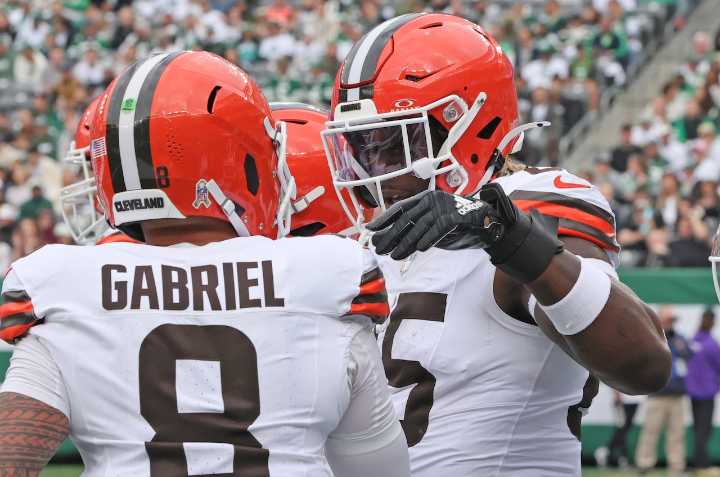 Browns lose 13th straight road game, 27-20 to Jets, fall to 2-7 in Tommy Rees’ first game as play caller
