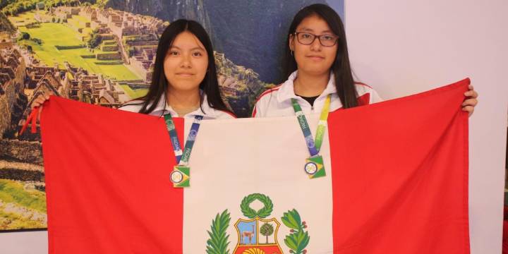 Dos jóvenes estudiantes peruanas ganan medalla de oro en Olimpiadas de Matemática en Brasil