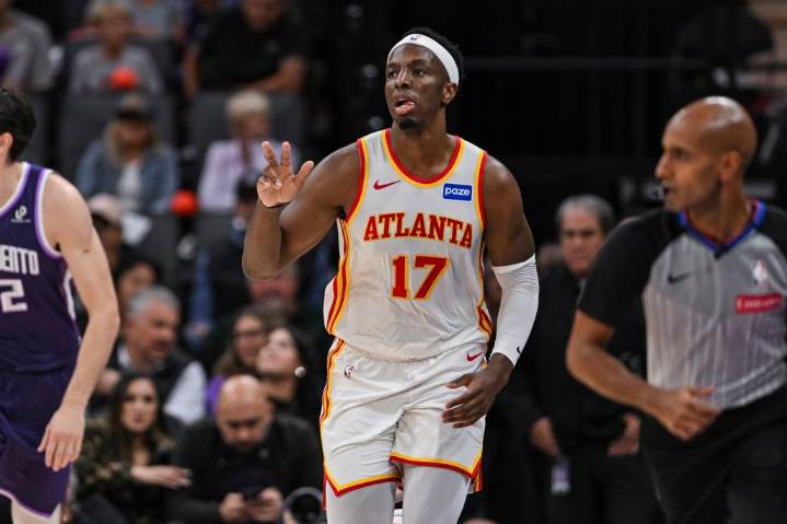 Doble-doble de Jalen Johnson catapulta a Hawks a paliza sobre Kings, 133