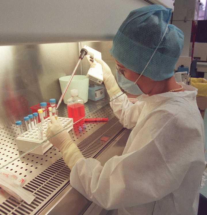 De 18 píldoras al día hace 40 años, personas con VIH ahora toman una