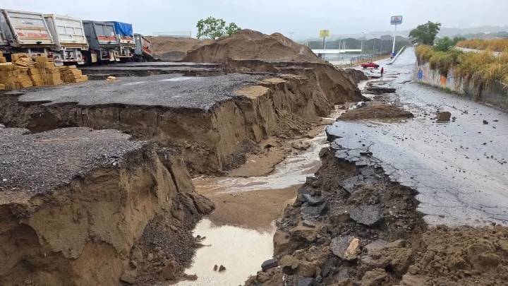 Deslave e inundaciones por lluvia en el Puerto