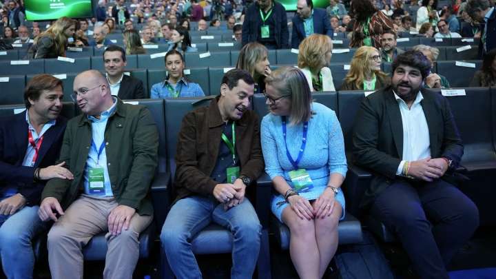 López Miras considera "urgente" que Juanma Moreno revalide la mayoría absoluta en Andalucía