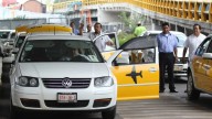 Taxistas del AICM acusan por corrupción a funcionario federal