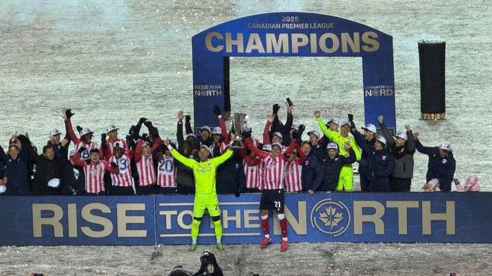 Alberto Zapater se retira del fútbol profesional levantando un título