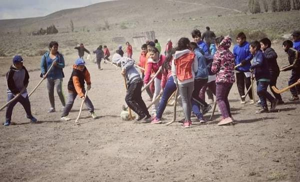 Juegos mapuches: una tradición que une a escuelas y comunidad de Cushamen