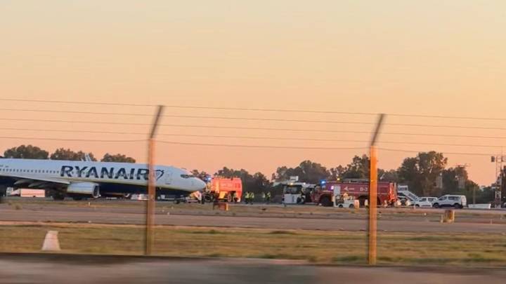 El aeropuerto de Sevilla vuelve a operar tras retirar un avión que aterrizó de emergencia