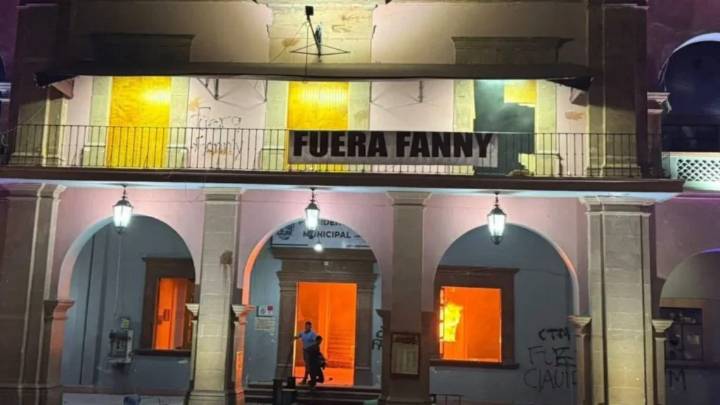 Queman Palacio Municipal de Apatzingán, por crímenes de Manzo y Bravo