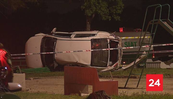 Fatal accidente en La Pintana: conductor perdió el control, impactó con casa y murió volcado en su auto