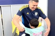 La dulce reacción de Francisco y el tierno abrazo con Riquelme que conmovió a los hinchas de todos los clubes