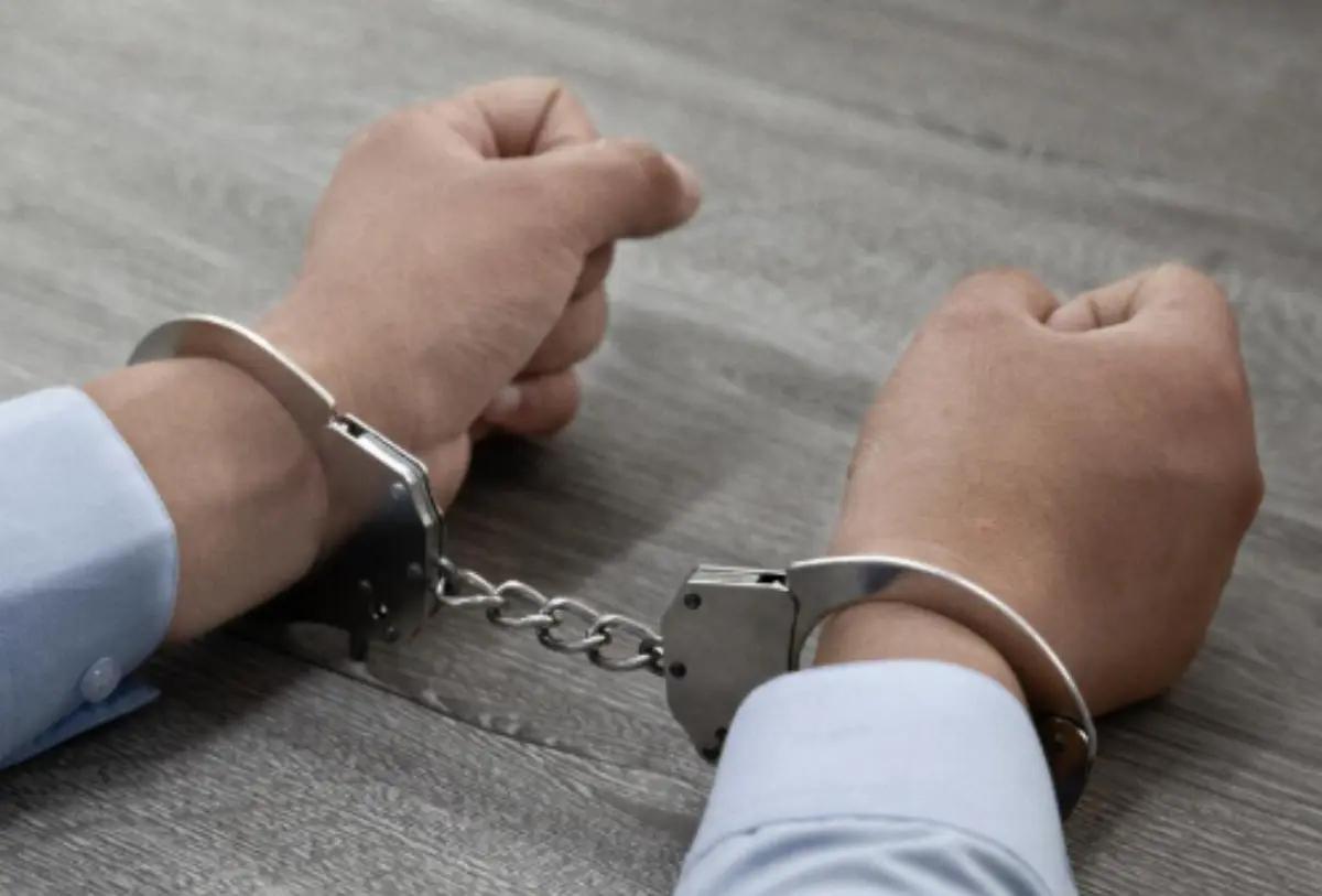 Hallan a hombre con orden de aprehensión en operativo en anexo de Tlaquepaque