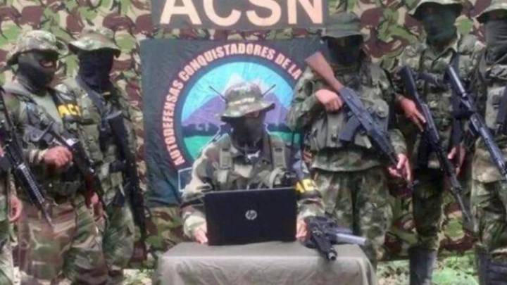 Los asesinan, les cuelgan carteles del cuello y le rapan el cabello a las mujeres: las crueles torturas de las Autodefensas en la Sierra Nevada