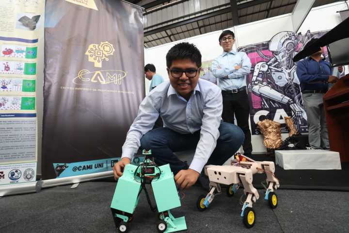 La UNI exhibe robots, tecnología aeroespacial y energías renovables en feria