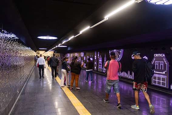 Una instalación reproduce la esencia de la Avenida de Mayo bajo tierra
