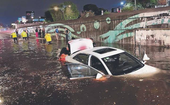 Gobierno de CDMX paga casi 24 millones por daños a autos tras inundaciones y caída de árboles