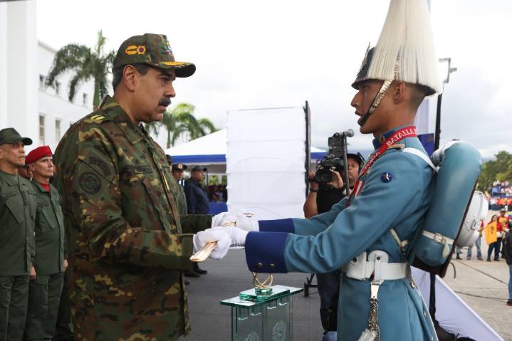 Presidente Maduro recibe la Espada del Perú como símbolo de libertad en su Bicentenario