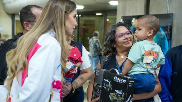 Arribaron 16 menores de edad repatriados desde Colombia en vuelo de Vuelta a la Patria