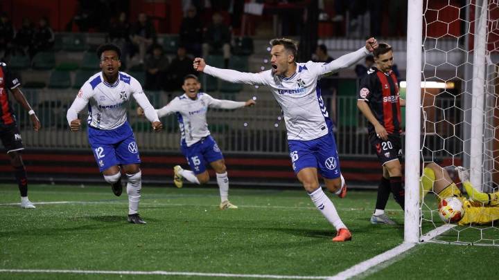 Exhibición del líder en Gobela: el Tenerife derrota con autoridad al Arenas