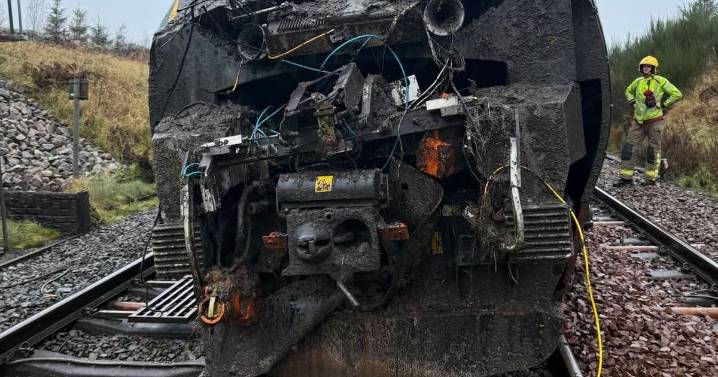 Derailed train removed from tracks as Glasgow travellers warned disruption ongoing