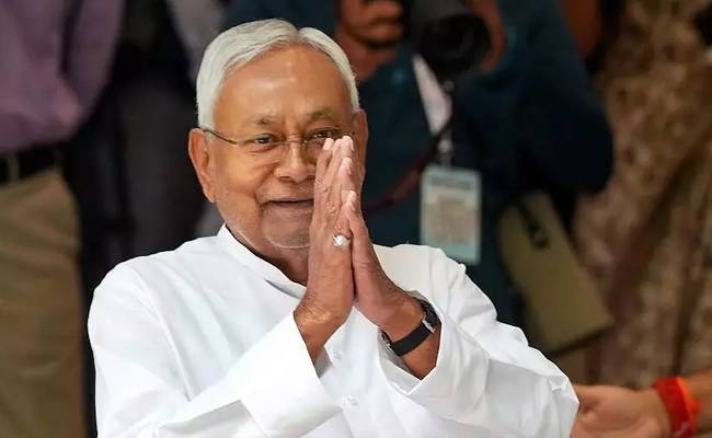 Nitish meets Guv after cabinet authorises CM to recommend dissolu...