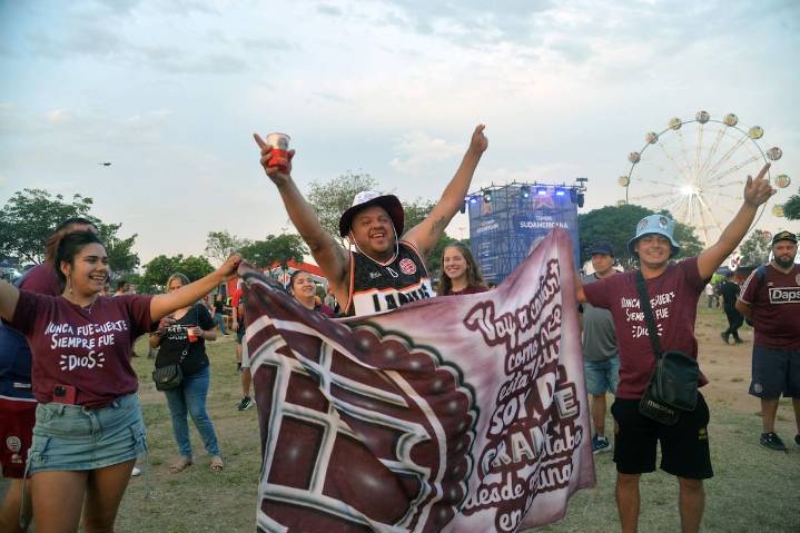 El corazón sobre todo. Lanús se muda en busca del sueño: 60 micros, 18 aviones y casi 15.000 hinchas