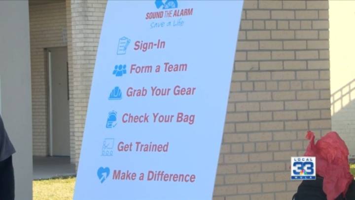 Red Cross, LSU volunteers install smoke detectors in Baton Rouge