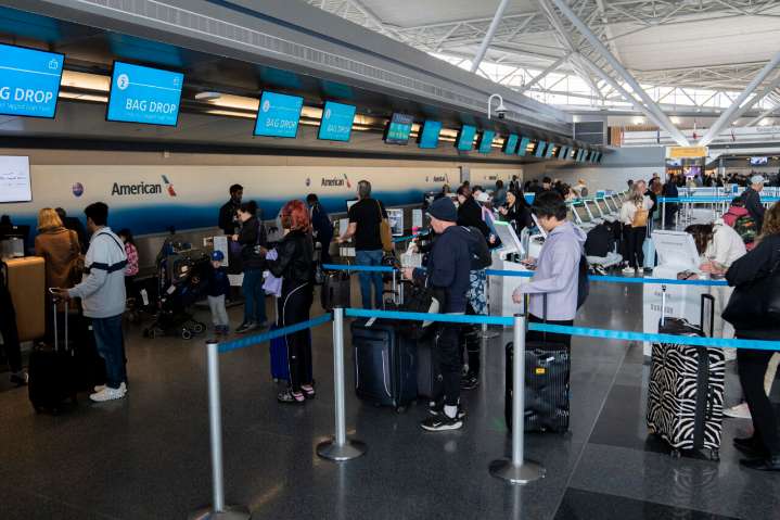 Más de 800 vuelos cancelados en EEUU en “inédita” reducción de tráfico por cierre federal